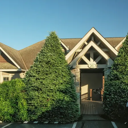 Walk to ski slopes! INCREDIBLE MTN VIEWS,SUNSETS, HOTTUB, FIREPLACE