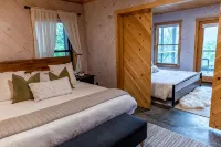Luxury 5 BR Cabin with Hot Tub and Views!