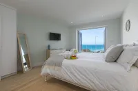 Stunning 5 Bedroom Holiday Home, with Amazing Sea Views, Garden and Parking - balcony