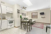 Chic Studio in Downtown Highland Park near Metra - アパートメント