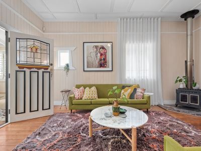 A Colourful Life! 4Bed/2.5Bath/1Car ~ Queenslander