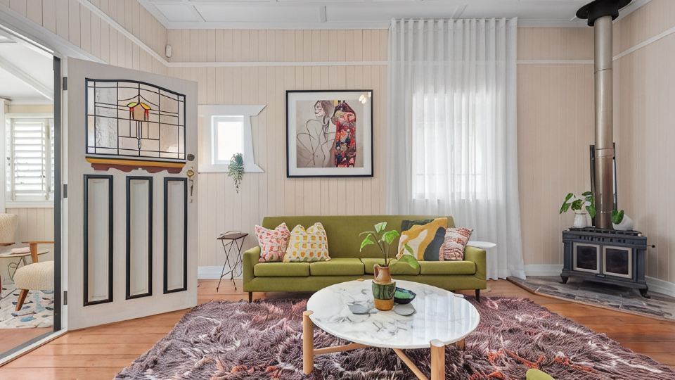 A Colourful Life! 4Bed/2.5Bath/1Car ~ Queenslander