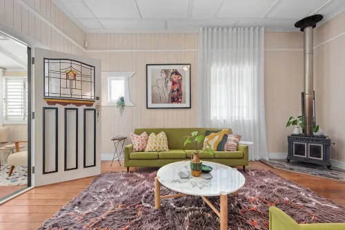 A Colourful Life! 4Bed/2.5Bath/1Car ~ Queenslander - 4-Star
