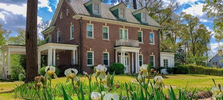 Entire Historic Home with 3620Sqft Perfect for Families Hotels in Wayne County