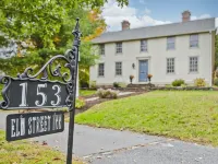 Elm Suite with a Private Bathroom in front of Smith College Quadrangle Hotels in Northampton