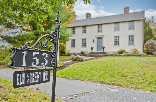 Elm Suite with a Private Bathroom in front of Smith College Quadrangle - Wifi