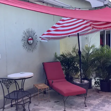 Uptown quiet cottage close to beaches, restaurant & shopping.