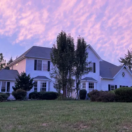 Spacious 5-bedroom farmhouse in peaceful Nokesville with Pool