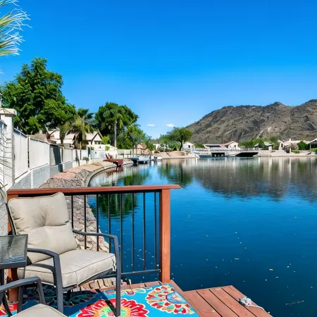 Lake House! Paddleboat, kayaks, fire pit, bikes, fish! fountain&mountain views!