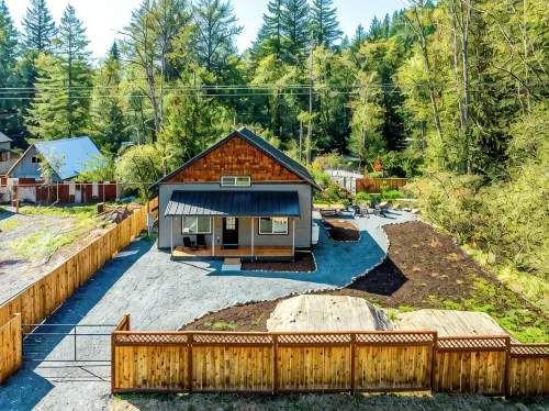 Rainier Base Camp: Modern Cabin with Hot Tub & Fire Pit - Chalets