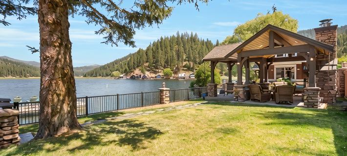 Waterfront Luxury Tiny Home w/ private dock on Deer Lake Hotels in Stevens County