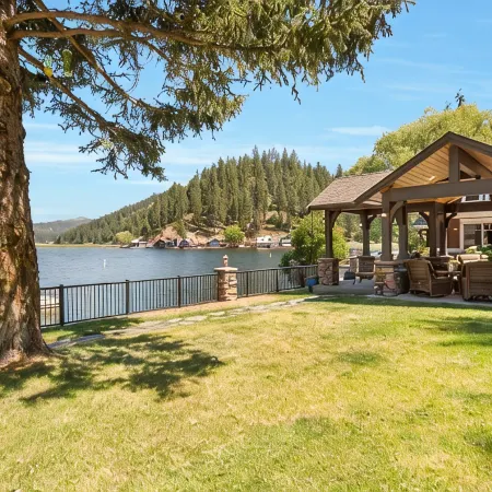 Waterfront Luxury Tiny Home w/ private dock on Deer Lake