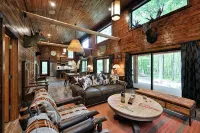 Stylish Signature Lodge, nestled in the Forest, with Teal Lake views - 2-Sterne