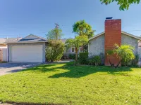 4 bedroom house with a pool Hotels in Reseda