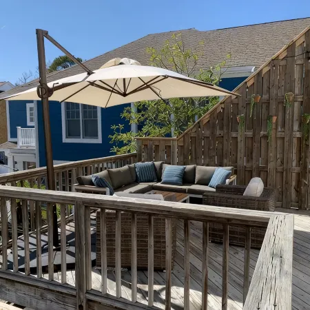 Oceanblock 4 bed / 4 full baths with Courtyard, Outdoor Shower, 2 Decks