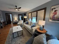 Warm, Charming 3Br House w Fenced Yard in Quiet Neighborhood Close to Everything - Homestays