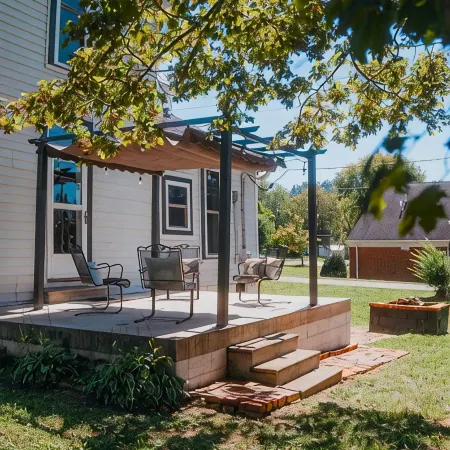 Downtown  4-bedroom with boat and Rv parking close to Lake