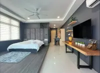 Kuching Riverine Resort - balcony