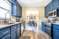 NEW! Fully stocked luxury home 5 min to I-65/I-72.