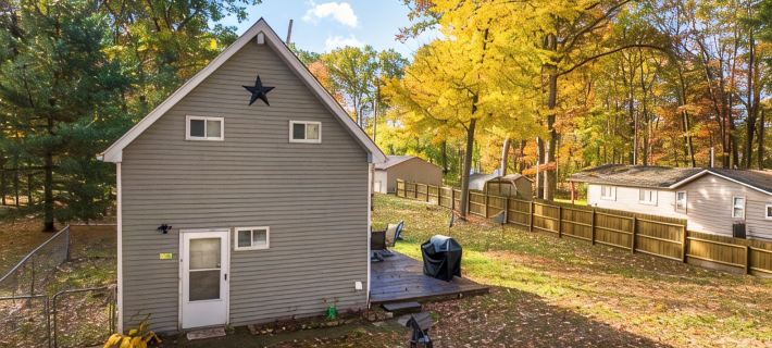 Lake George Getaway: Cozy cottage w/ kayaks, cornhole, Xbox, volleyball Hotels in Clare County
