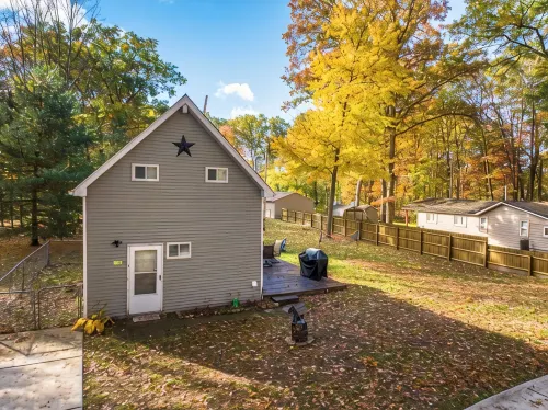 Lake George Getaway: Cozy cottage w/ kayaks, cornhole, Xbox, volleyball - 3 estrellas