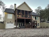 Spacious 4-bedroom house in charming Fairmount with WiFi, AC fire pit Hot Tub - 부티크