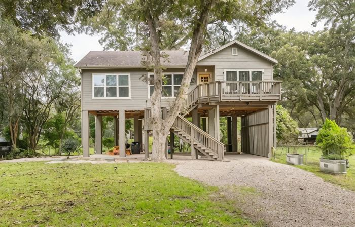 McQueeney Tree-House near lake