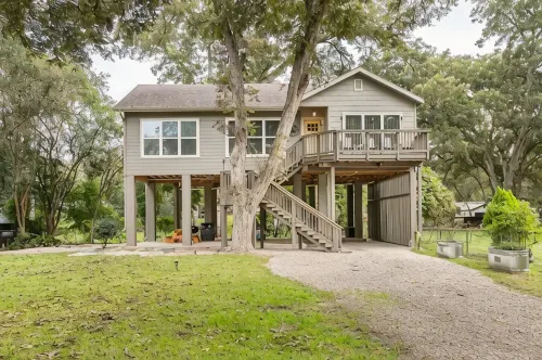 McQueeney Tree-House near lake
