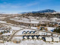 NEW- Modern Home Close to Downtown - Hot Tub! - balcony