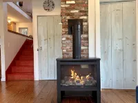 Modern Rustic Retreat- King bed, hot tub, wineries, waterfalls, hiking, Cornell