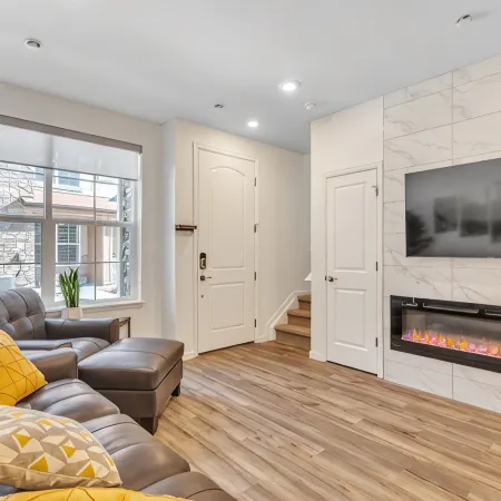 Luxury Brand New Townhouse, family and pet friendly