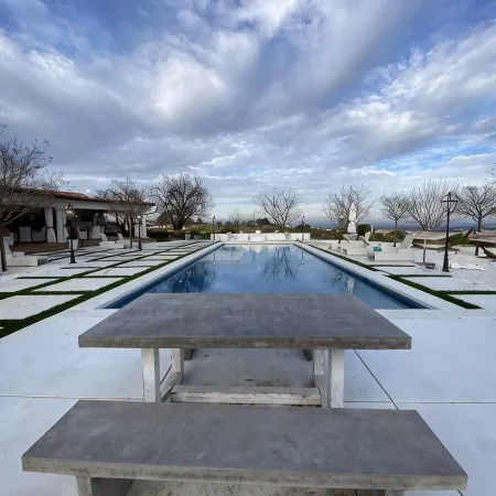 6 Bed 3 Bath House Surrounded by 10 Acres of Vines w Pool, Jacuzzi, & Fire Pit.