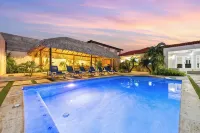 7BR Oasis in Paradise on One Happy Island - Bungalows