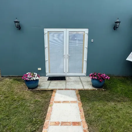 Lovely private studio apartment in beautiful garden setting