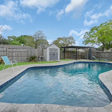 5BR Family Gem: Barbecue, Swim & Relax!