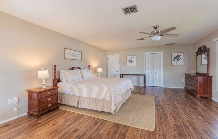 4Br Private Pool Home, Screened Lanai, & 3mi to Srq Airport