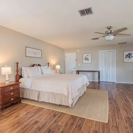 4Br Private Pool Home, Screened Lanai, & 3mi to Srq Airport