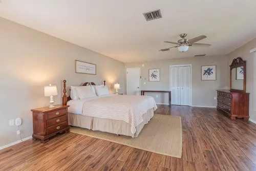 4Br Private Pool Home, Screened Lanai, & 3mi to Srq Airport - 2-Star