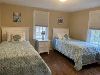 Family - friendly home 1.5 miles to Craigville Beach (Beach pass Inc - Homestays