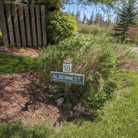 Aldernest Loft - Acadia Park/Mount Desert Island -walk across lawn down to shore