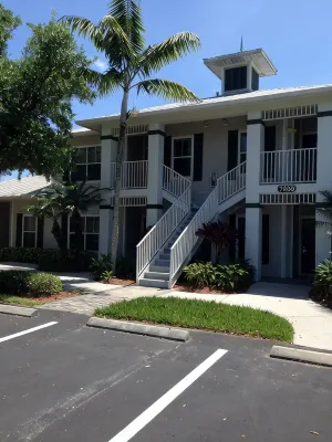 Newly updated beautiful  condo in Naples Florida on Golf Course Beach nearby - Wifi
