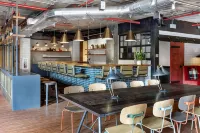 The Revolution Hotel - bar