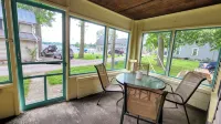 Lake George cottage with large lakefront lawn - 3 tähden