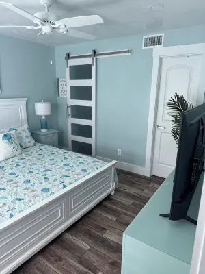 Luxury 3BR Townhouse Walk to Beach • Pet-Friendly • Boat Parking • Sleeps 10 - Boutique