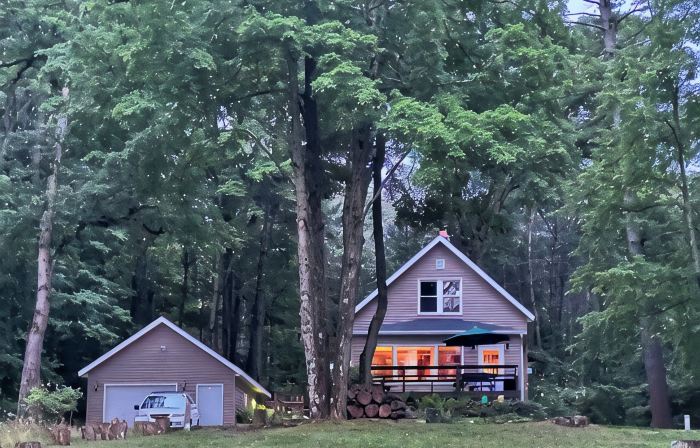 Lakefront Emerald Cove Cottage-3 bd, 2 ba -Sleeps 10
