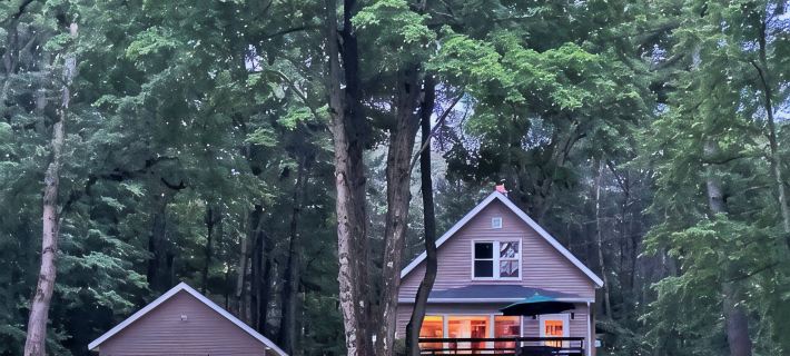 Lakefront Emerald Cove Cottage-3 bd, 2 ba -Sleeps 10 Hotels in Newaygo County