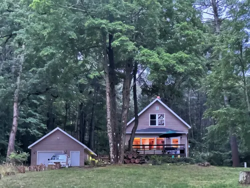 Lakefront Emerald Cove Cottage-3 bd, 2 ba -Sleeps 10 - 3-Star