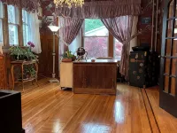 Jenny’s Suites, historic house in Welland, 20 minutes from Niagara Falls. Hotele w: Welland