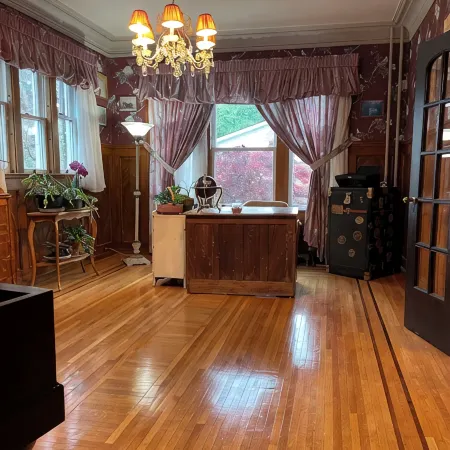 Jenny’s Suites, historic house in Welland, 20 minutes from Niagara Falls.