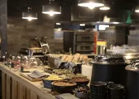 Мегаполис Гранд отель - С бассейном